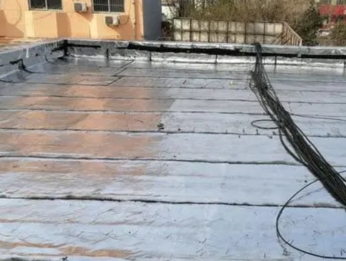 常德市卫生间漏水维修公司分享下常德市屋面楼顶防水刚性防水层施工要点。